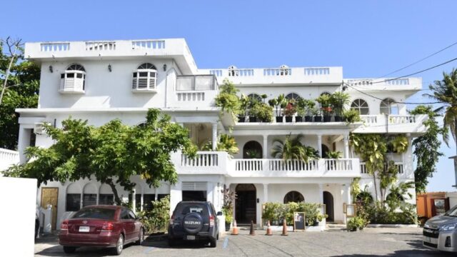 Callies-Beach-House-Resort-2.jpg