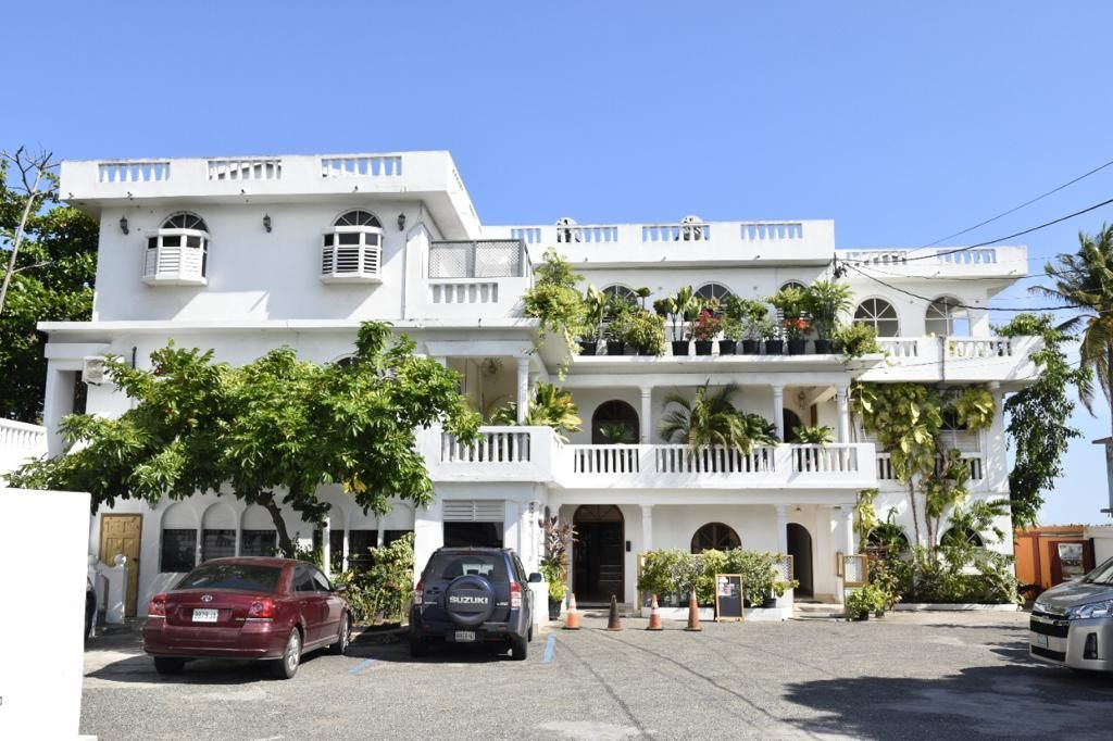 Callies-Beach-House-Resort-2.jpg