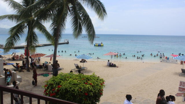 Doctors-Cave-Beach-1.jpg