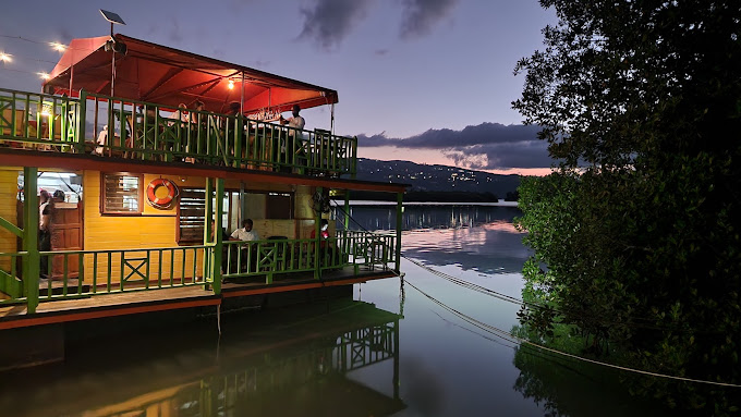 Houseboat-Grill-2.jpg