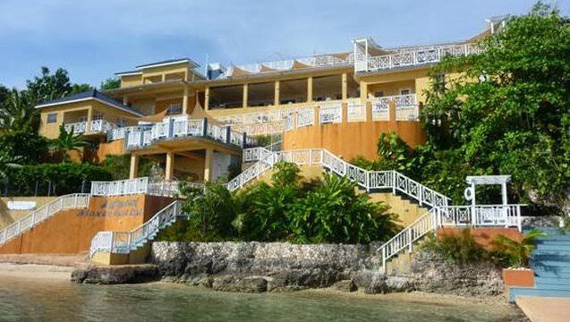 Moxons-Beach-Club-1.jpg