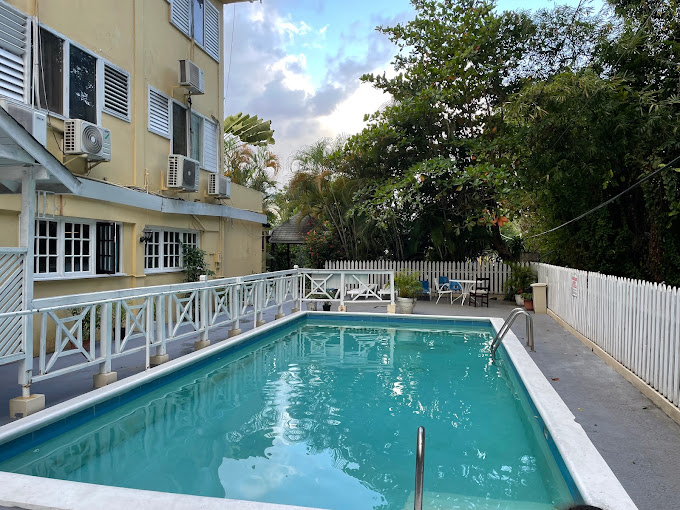 Pineapple Court Hotel