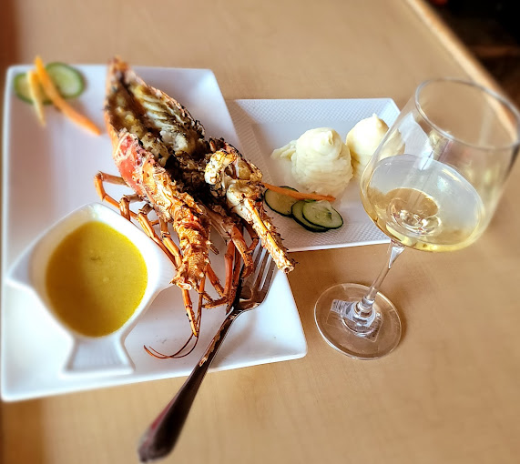 Smokeez-by-the-Sea-Bar-and-Grill-1.jpg