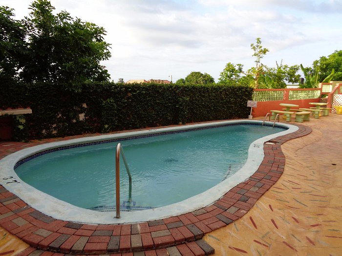 Tropical Court Hotel