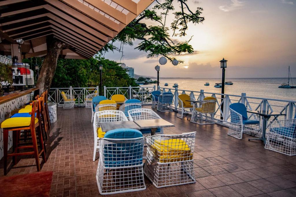 almond-tree-restaurant-3.jpg
