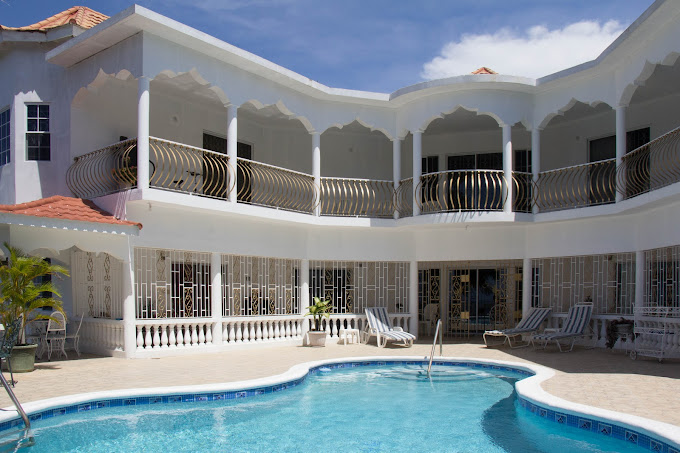 Chateau De La Rose Bed & Breakfast 1